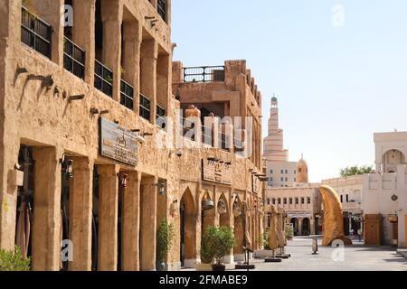 Ansicht eines Gebäudes mit moderner arabischer Architektur in Souq Waqif Doha, Katar Stockfoto