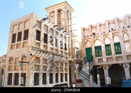 Ansicht eines Gebäudes mit moderner arabischer Architektur in Souq Waqif Doha, Katar Stockfoto