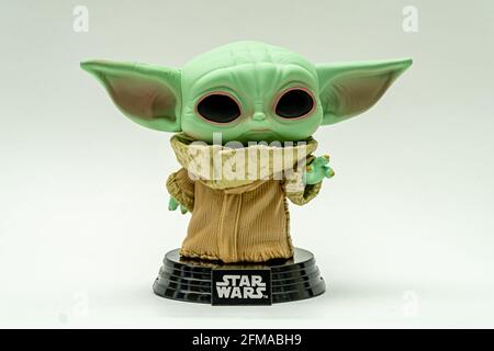 MADRID, SPANIEN - 06. Mai 2021: Einzelaufnahme auf weißem Hintergrund, einer Figur des Grogu-Charakters, bekannt als Baby yoda, aus der mandalorianischen Serie von Stockfoto