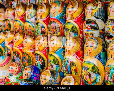 Farbenfrohe Darstellung traditioneller matryoschka-Puppen, typisches Souvenir aus Moskau, Russland Stockfoto