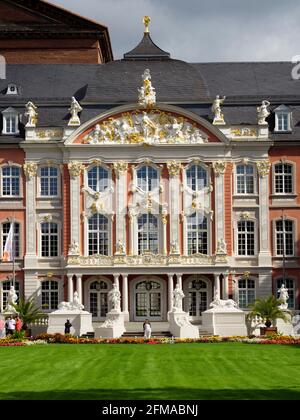 Kurfürstliches Schloss und Konstantinsbasilika, Trier, UNESCO-Weltkulturerbe, Rheinland-Pfalz, Deutschland Stockfoto