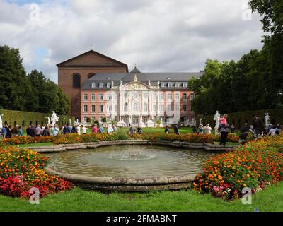 Kurfürstliches Schloss und Konstantinsbasilika, Trier, UNESCO-Weltkulturerbe, Rheinland-Pfalz, Deutschland Stockfoto