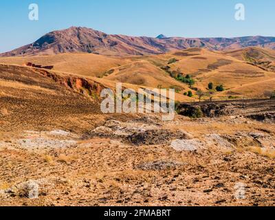 Atemberaubende Landschaft mit bunten Bergen im Hochland von Madagaskar Stockfoto