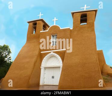 San Francisco de Asis Mission Church in Rain - einzigartig adobe-Architektur in Taos, New Mexico Stockfoto