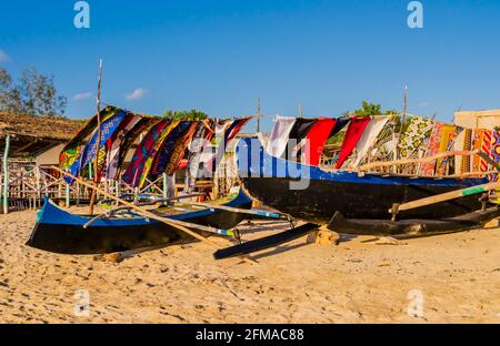 Atemberaubende Aussicht auf traditionelle Auslegerfischer Pirogue mit bunten Pareo im Hintergrund, Anakao Küste, Indischer Ozean, Madagaskar Stockfoto