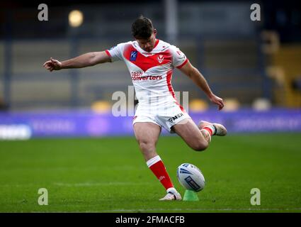 St Helens' Lachlan Coote erzielt beim Viertelfinalspiel des Betfred Challenge Cup im Emerald Headingley Stadium, Leeds, eine Conversion. Bilddatum: Freitag, 7. Mai 2021. Stockfoto