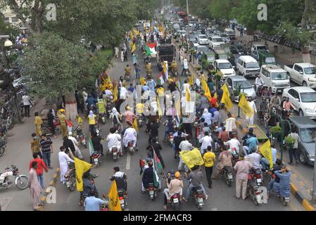 Lahore, Pakistan. Mai 2021. Pakistanische schiitische Muslime und Aktivisten der Imamia Students Organization pakistan (ISO), Majlis Wahdat ul Muslimeen Pakistan (MWM), Milli Yakjehti Council Burning Israeleil Flags, American Flags während einer jährlichen Al-Quds oder Jerusalem Day Kundgebung in Lahore. Der Jerusalemtag begann nach der Islamischen Revolution von 1979 im Iran, als der Ayatollah Khomeini den letzten Freitag des muslimischen heiligen Monats Ramadan zu einem Tag erklärte, um die Bedeutung Jerusalems für die Muslime zu demonstrieren. (Foto von Rana Sajid Hussain/Pacific Press/Sipa USA) Quelle: SIPA USA/Alamy Live News Stockfoto