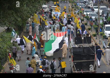 Lahore, Pakistan. Mai 2021. Pakistanische schiitische Muslime und Aktivisten der Imamia Students Organization pakistan (ISO), Majlis Wahdat ul Muslimeen Pakistan (MWM), Milli Yakjehti Council Burning Israeleil Flags, American Flags während einer jährlichen Al-Quds oder Jerusalem Day Kundgebung in Lahore. Der Jerusalemtag begann nach der Islamischen Revolution von 1979 im Iran, als der Ayatollah Khomeini den letzten Freitag des muslimischen heiligen Monats Ramadan zu einem Tag erklärte, um die Bedeutung Jerusalems für die Muslime zu demonstrieren. (Foto von Rana Sajid Hussain/Pacific Press/Sipa USA) Quelle: SIPA USA/Alamy Live News Stockfoto