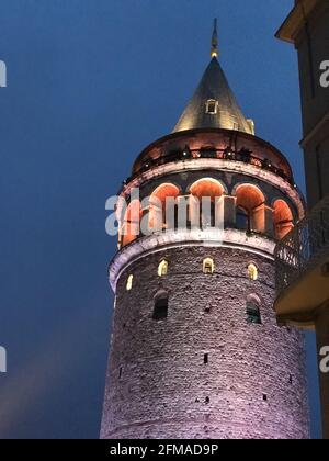 Vertikale Aufnahme des Galata-Turms in Istanbul bei Nacht Stockfoto
