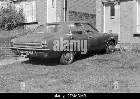 Der alte, baufällige ford cortina mk3 parkte auf dem Rasen des Hauses der 80er Jahre in england Stockfoto