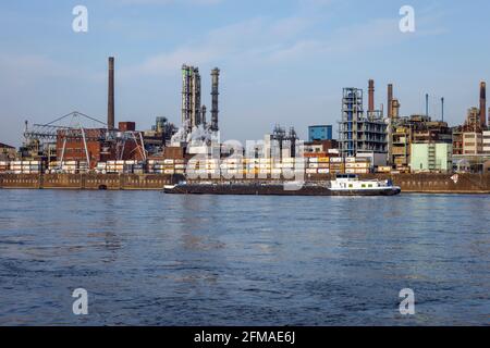 Leverkusen, Nordrhein-Westfalen, Deutschland - Bayer Chempark Leverkusen, Werksgelände am Rhein, ein Drittel der gesamten Chemieproduktion in Nordrhein-Westfalen findet hier statt, Betreibergesellschaft des Chemparks ist Currenta, ehemals Bayer Industry Services. Stockfoto