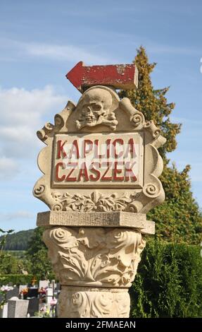 Wegweiser von Kaplica Czaszek - Schädelkapelle im Bezirk Czermna in Kudowa-Zdroj. Polen Stockfoto