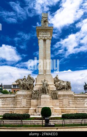 Denkmal für die 1812 Spanischen Verfassung in der Plaza de España entfernt. Cadiz, Andalusien, Spanien. Stockfoto