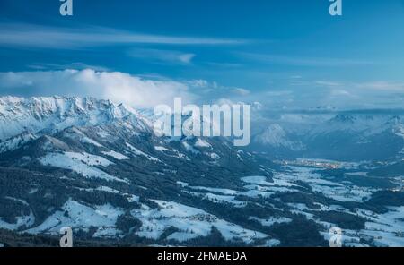 Winterlich verschneite Berglandschaft zur blauen Stunde nach Sonnenuntergang. Blick auf den Big Thumb und das Nebelhorn über Oberstdorf, das am Abend beleuchtet wird Allgäuer Alpen, Bayern, Deutschland, Europa Stockfoto