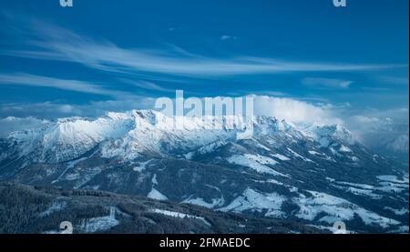 Winterlich verschneite Berglandschaft zur blauen Stunde nach Sonnenuntergang. Blick auf den Großen Daumen und das Nebelhorn über Oberstdorf. Allgäuer Alpen, Bayern, Deutschland, Europa Stockfoto