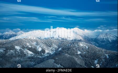 Winterlich verschneite Berglandschaft zur blauen Stunde nach Sonnenuntergang. Kühgundkopf, Iseler, Gaishorn und Rauhorn leuchten in strahlendem Weiß. Allgäuer Alpen, Bayern, Deutschland, Europa Stockfoto