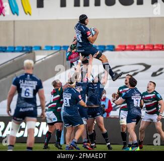 Salford, Großbritannien. Mai 2021. 7. Mai 2021; AJ Bell Stadium, Salford, Lancashire, England; Englische Premiership Rugby, Sale Sharks gegen Leicester Tigers; Josh Beaumont (C) von Sale Sharks nimmt die Line-Out-Ball Kredit: Action Plus Sports Images/Alamy Live News Stockfoto