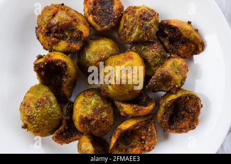 Leckere Goonda oder Gunde KI sabzi auch bekannt als Gumberry oder Kleber Beerengemüse mit indischen Masala gekocht. Saisonale Beilage aus Sabji-Früchten, mit Witz gegessen Stockfoto