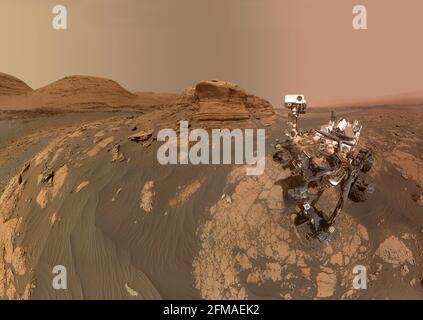 Das Selfie von NASA Curious Rover auf dem Mont Mercou, Mars. Im März 2021 wurden mit der Kamera am Ende des Arms Dutzende von Einzelbildern aufgenommen, die zu diesem Selbstporträt... Das Panorama besteht aus 60 Bildern, die der Mars Hand Lens Imager (MAHLI) auf dem Roboterarm roverÕs am 26 2021. März, dem 3070. Marstag oder sol, der Mission, aufgenommen hat. ÒThe Diese wurden mit 11 Bildern kombiniert, die von der Mastcam auf dem Mast aufgenommen wurden, oder Òhead,Ó des Rover am 16. März 2021, dem 3.00060. Mars-Tag der Mission, Ó einer optimierten und verbesserten 342-MP-Version eines NASA-Bildes / Credit NASA. Stockfoto