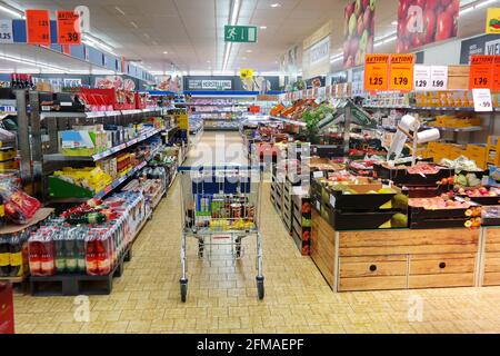 Innenraum eines Lidl-Supermarktes Stockfoto