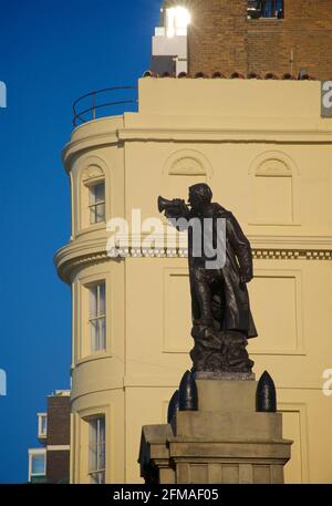 Sir John Simpsons South African war Memorial Statue in Erinnerung an die 152 Mitglieder des Royal Sussex Regiment, die im Zweiten Burenkrieg starben. Regency Square, Brighton. Brighton & Hove, Sussex, England, Großbritannien Stockfoto