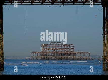 Der verfallene West Pier von Brighton wurde in die Struktur des „Brighton Pier“, des Palace Pier, eingefasst. Stockfoto