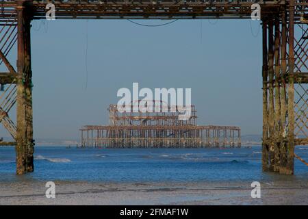 Der verfallene West Pier von Brighton wurde in die Struktur des „Brighton Pier“, des Palace Pier, eingefasst. Stockfoto