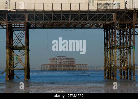 Der verfallene West Pier von Brighton wurde in die Struktur des „Brighton Pier“, des Palace Pier, eingefasst. Stockfoto