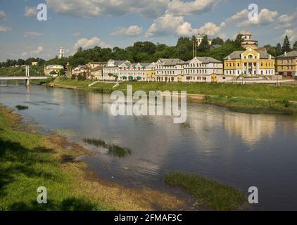 Tweretskaja Ufer des Flusses Twerza in Torschok. Tver-Region. Russland Stockfoto