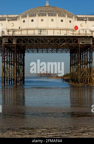 Der verfallene West Pier von Brighton wurde in die Struktur des „Brighton Pier“, des Palace Pier, eingefasst. Stockfoto