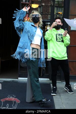 New York, USA. Mai 2021. Miley Cyrus sah am 07. Mai 2021, wie sie ihr Hotel für die Live-Probe am Samstagabend in New York City verließ. Quelle: Rw/Media Punch/Alamy Live News Stockfoto