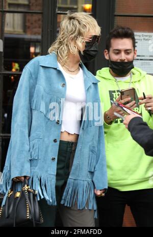 New York, USA. Mai 2021. Miley Cyrus sah am 07. Mai 2021, wie sie ihr Hotel für die Live-Probe am Samstagabend in New York City verließ. Quelle: Rw/Media Punch/Alamy Live News Stockfoto