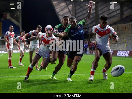 Ricky Leutele von Huddersfield Giants (zweite rechts) kämpft mit Kevin Naiqama (rechts) und Theo Fages von St. Helens während des Viertelfinalmatches des Betfred Challenge Cup im Emerald Headingley Stadium, Leeds, um den Ball. Bilddatum: Freitag, 7. Mai 2021. Stockfoto