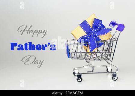 Vatertag Geschenk im Warenkorb. Karte „Happy Fathers Day“ Stockfoto
