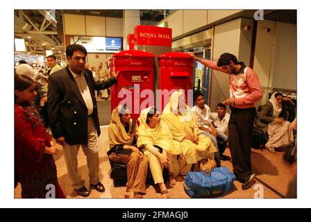 Ein Streik in Heathrow bringt den Flughafen Terminal 4 nach Ein virtuelles Standstillpic David Sandison 11/8/2005 Stockfoto