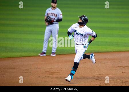 Miami, USA. Mai 2021. Miamis Marlins-Schläger Miguel Rojas (19) reagiert auf seinen Heimlauf in Richtung linkes Feld während des ersten Innings gegen die Arizona Diamondbacks im loanDepot Park im Little Havana Viertel von Miami, Florida, am Donnerstag, 6. Mai 2021. (Foto: Daniel A. Varela/Miami Herald/TNS/Sipa USA) Quelle: SIPA USA/Alamy Live News Stockfoto