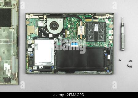 Charkov, Ukraine - 27. April 2021: Dell Laptop Reparatur Hintergrund, Werkstatt oder Wartung Vorlage Stockfoto