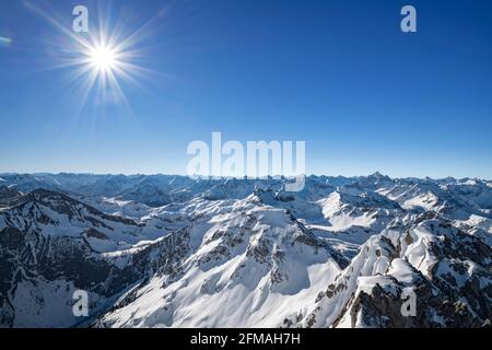 Winterliche verschneite Berglandschaft an einem sonnigen Tag in den Allgäuer Alpen. Tirol, Österreich, Bayern, Deutschland, Europa Stockfoto
