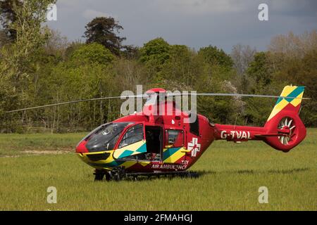 Windsor, Großbritannien. Mai 2021. Der Hubschrauber der Thames Valley Air Ambulance ist stationär auf einem Feld neben dem Windsor Great Park abgebildet. Der Airbus H135 von Thames Valley Air Ambulance mit einer Höchstgeschwindigkeit von 160 km/h ist in der Lage, jedes Ziel in der Region von Bukshire, Buckinghamshire oder Oxfordshire innerhalb von 15 Minuten zu erreichen. Kredit: Mark Kerrison/Alamy Live Nachrichten Stockfoto