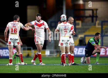 Alex Walmsley von St. Helens (zweiter links) feiert mit Teamkollege Kyle Amor am Ende des Viertelfinalmatches des Betfred Challenge Cup im Emerald Headingley Stadium, Leeds. Bilddatum: Freitag, 7. Mai 2021. Stockfoto