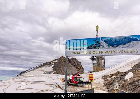 Titlis, Engelberg, Schweiz - 27,2020. Aug: Station des Ice-Flyer Sessellifts des Titlis-Gipfels der Uri-alpen auf 3040 m. Das Hotel liegt in den Kantonen von Stockfoto