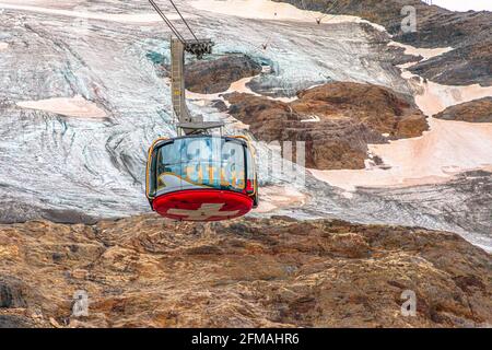 Titlis, Engelberg, Schweiz - 27. Aug 2020: Detail der Seilbahn-Kabine mit Schweizer Flagge des Titlis-Gipfels der Uri-alpen. Die Kantone Obwalden und Bern Stockfoto