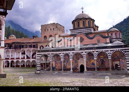 Die Hauptkirche, das Kloster Rila (bulgarisch: Рилски манастир, Rilski manastir), auch bekannt als das Kloster des Heiligen Ivan von Rila. Östliches orthodoxes Kloster, Rila-Gebirge, Bulgarien Stockfoto