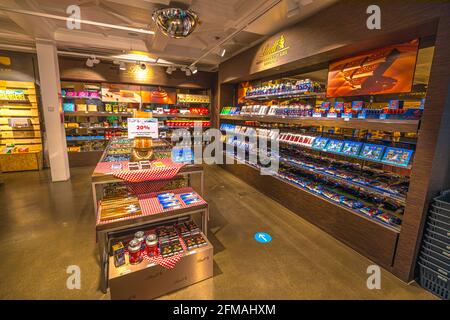 Titlis, Engelberg, Schweiz - 27. Aug 2020: Lindt Laden mit Schokolade, vom Dachrestaurant auf der Spitze der Titlis Seilbahn Stockfoto