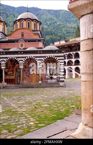 Die Hauptkirche, das Kloster Rila (bulgarisch: Рилски манастир, Rilski manastir), auch bekannt als das Kloster des Heiligen Ivan von Rila. Östliches orthodoxes Kloster, Rila-Gebirge, Bulgarien Stockfoto