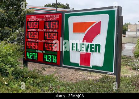 Die Gaspreise werden in einem 7-Eleven-Geschäft am Freitag, den 7. Mai 2021, in Los Angeles angezeigt. Stockfoto