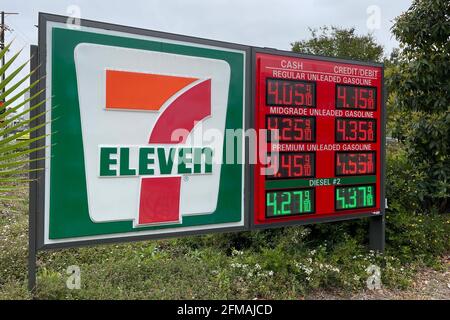 Die Gaspreise werden in einem 7-Eleven-Geschäft am Freitag, den 7. Mai 2021, in Los Angeles angezeigt. Stockfoto