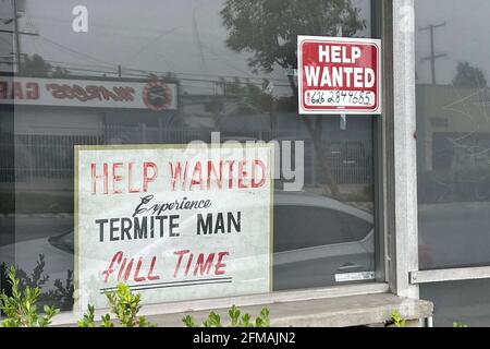 Ein Schild der Hilfe bei der Royal Termite Control, Freitag, 7. Mai 2021, in Alhambra, Kalif. Stockfoto