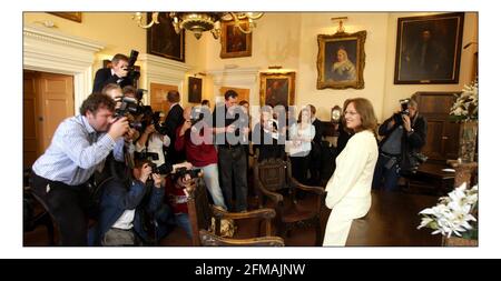 Clair Williams, der Superintendent Registrar, der die zivile Zeremonie des Prinzen von Wales und Frau Camilla Parker Bowles durchführen wird, wurde der Presse in der Windsor Guildhall, wo die Zeremonie stattfinden wird, vorgestellt. Foto im Raum genommen, um verwendet zu werden.pic David Sandison 23/3/2005 Stockfoto