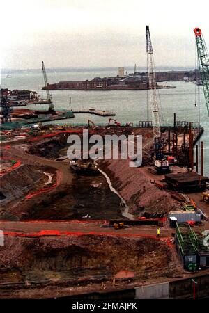 DIE ARBEITEN AN PORTSMOUTH'S MULTI MILLION POUND MILLENIUM DEVELOPMENT, SPINNAKER TOWER UND GUNWHARF QUAYS PIC MIKE WALKER, 1999 Stockfoto